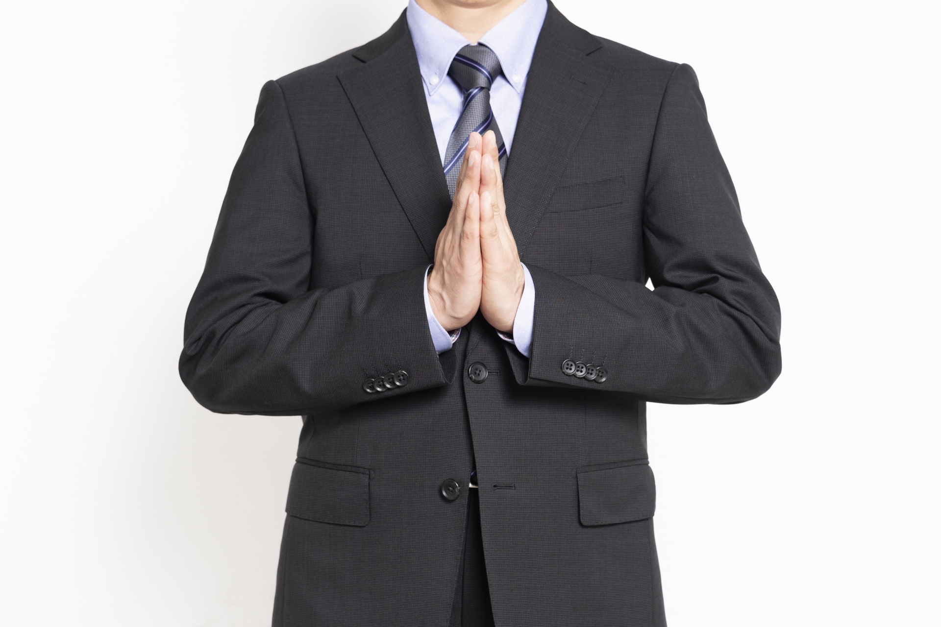 手を合わせる男性