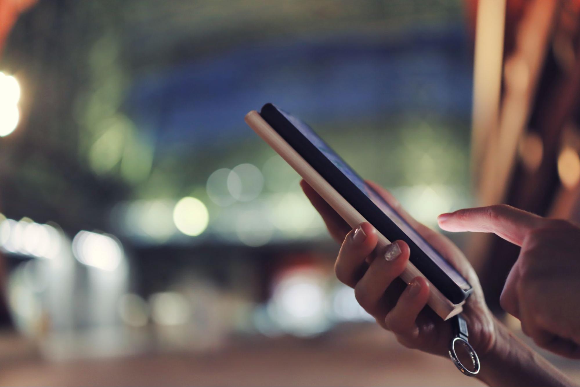 夜　スマホ　女性