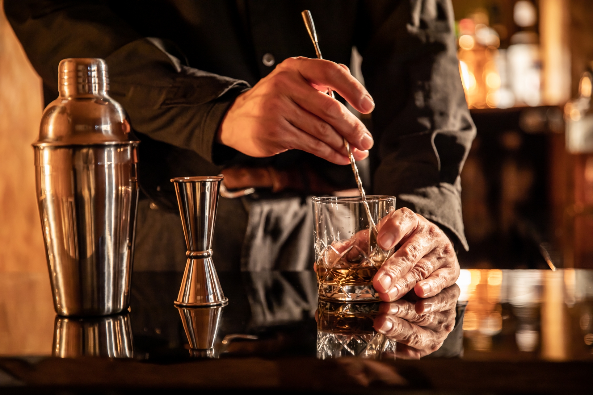 お酒をつくるバーテンダー　BAR