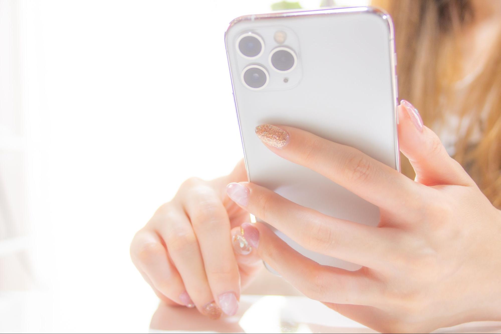 スマホを触る女性