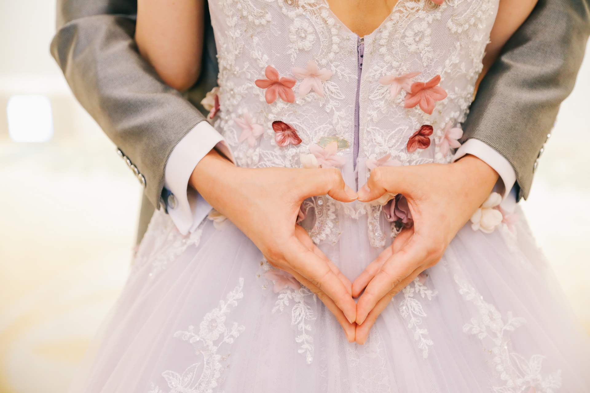 ハートを作る男性