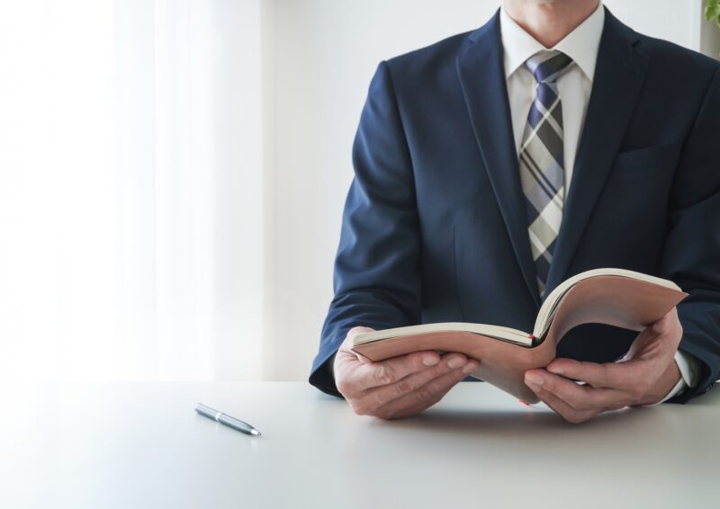 手帳を見るビジネスマン