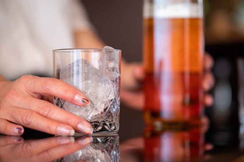 お酒をつくる女性の手元