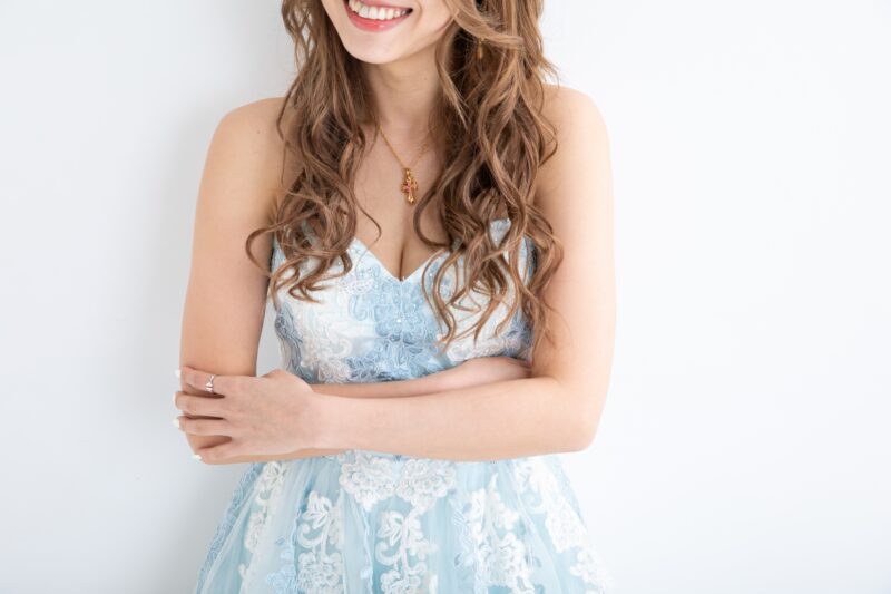 水色のミニドレスを着た女性