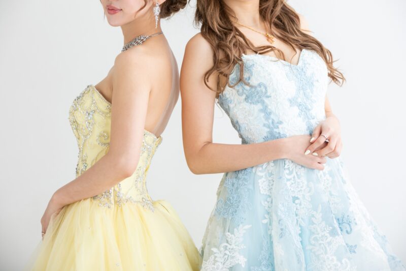 ドレスを着た女性