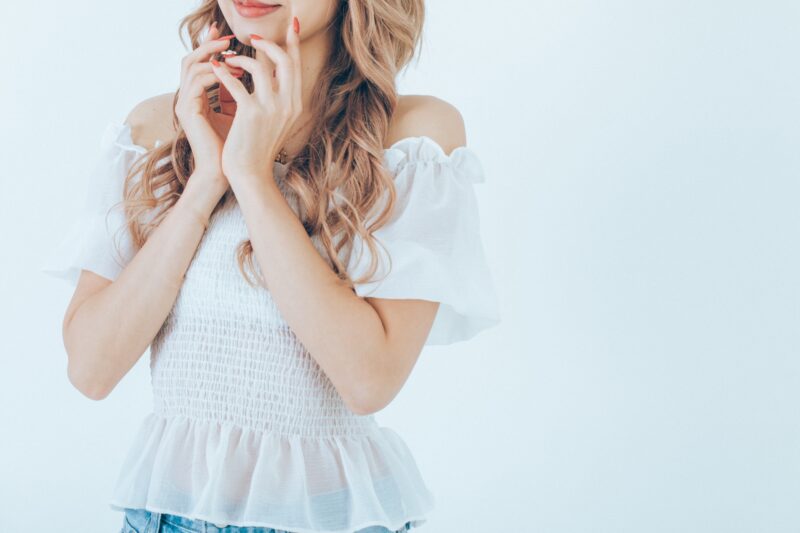 白い服の金髪の巻き髪女性の笑顔