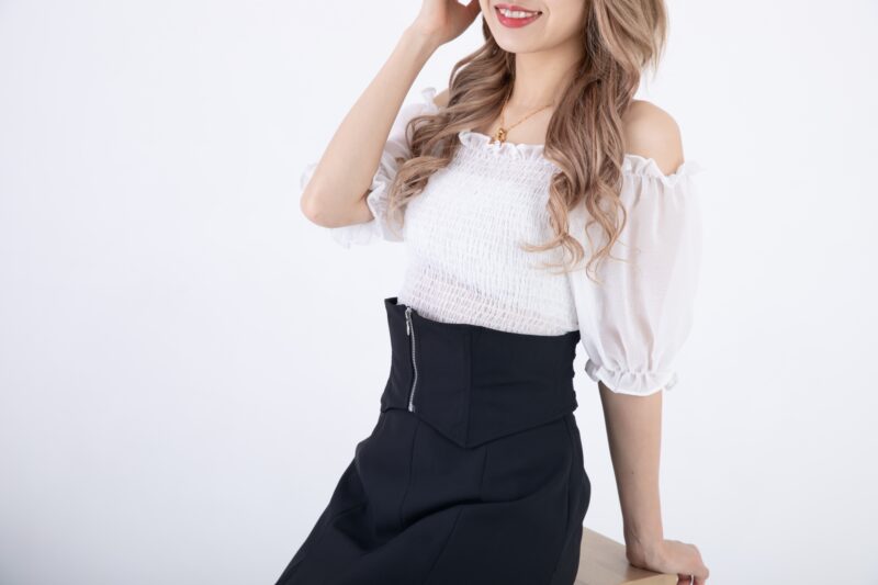 髪を耳にかける女性