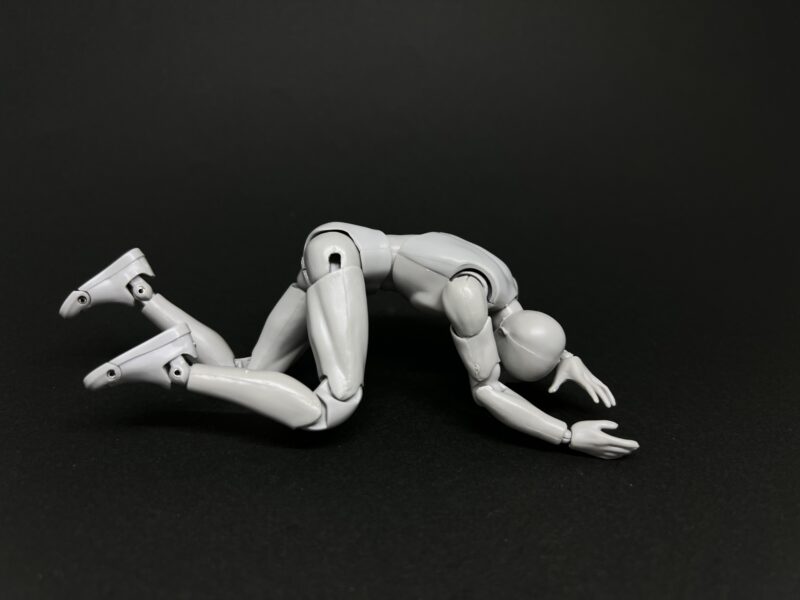 悲しみとショックで落ち込み崩れ落ちる人形