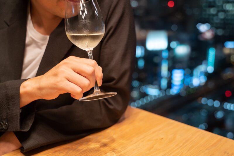 ワインを飲む男性