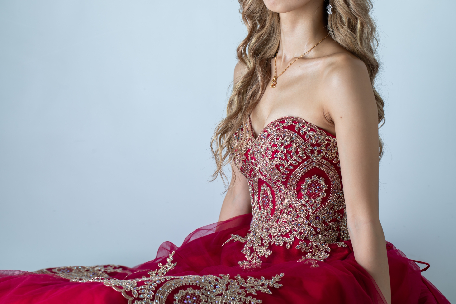 ストレスで爪をいじる女性の手元