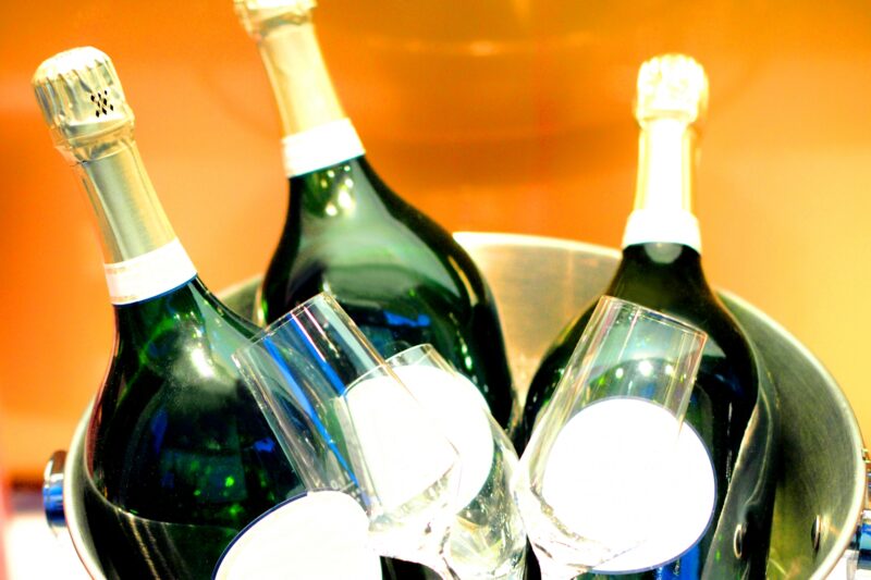 シャンパンボトルとシャンパングラス