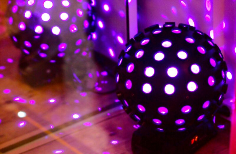 パープル紫色に怪しく光るミラーボール