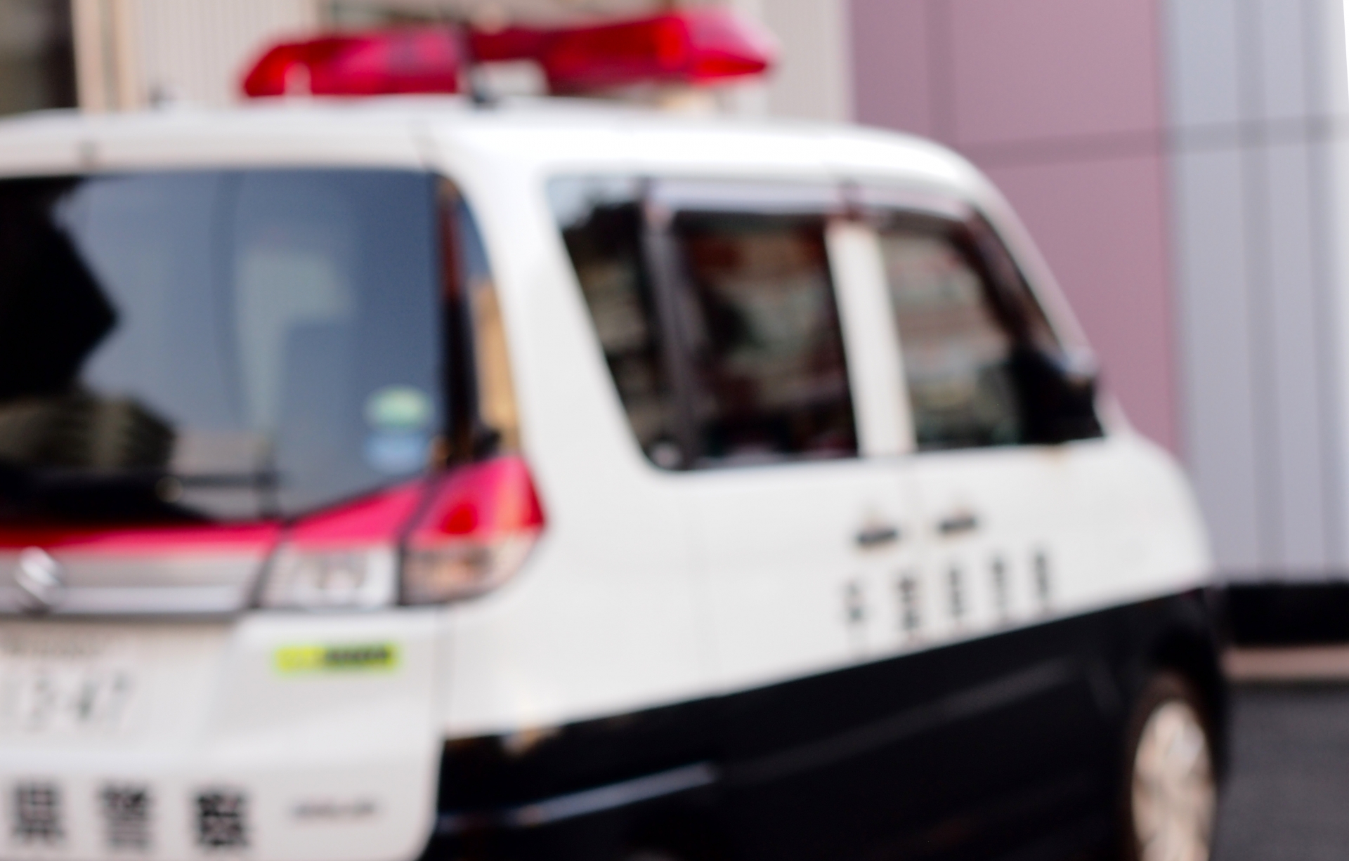 交番の前のパトカー