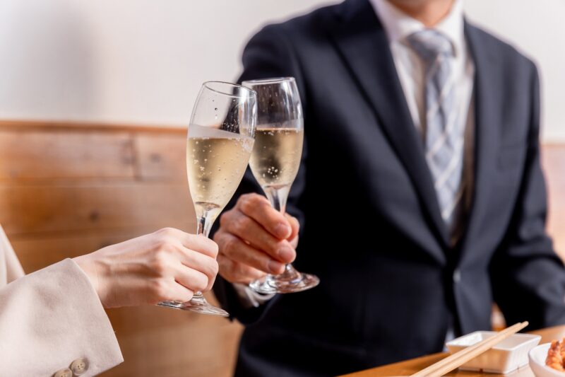 シャンパンで乾杯をするデートするカップル
