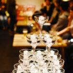 キャバクラのシャンパンタワー相場はいくら？種類や流れを徹底解説