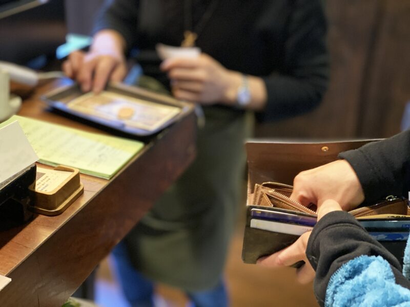 レジで支払いをする手元とサイフ