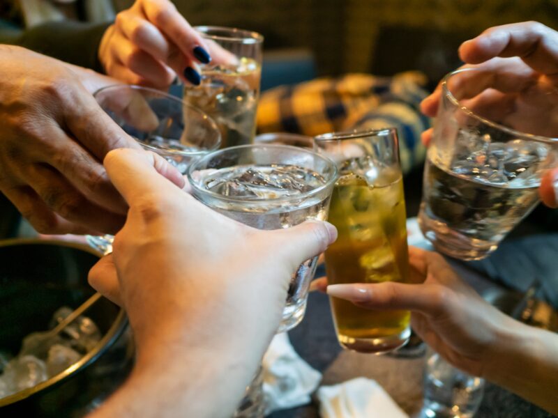 接待で行ったスナックでホステスと乾杯する