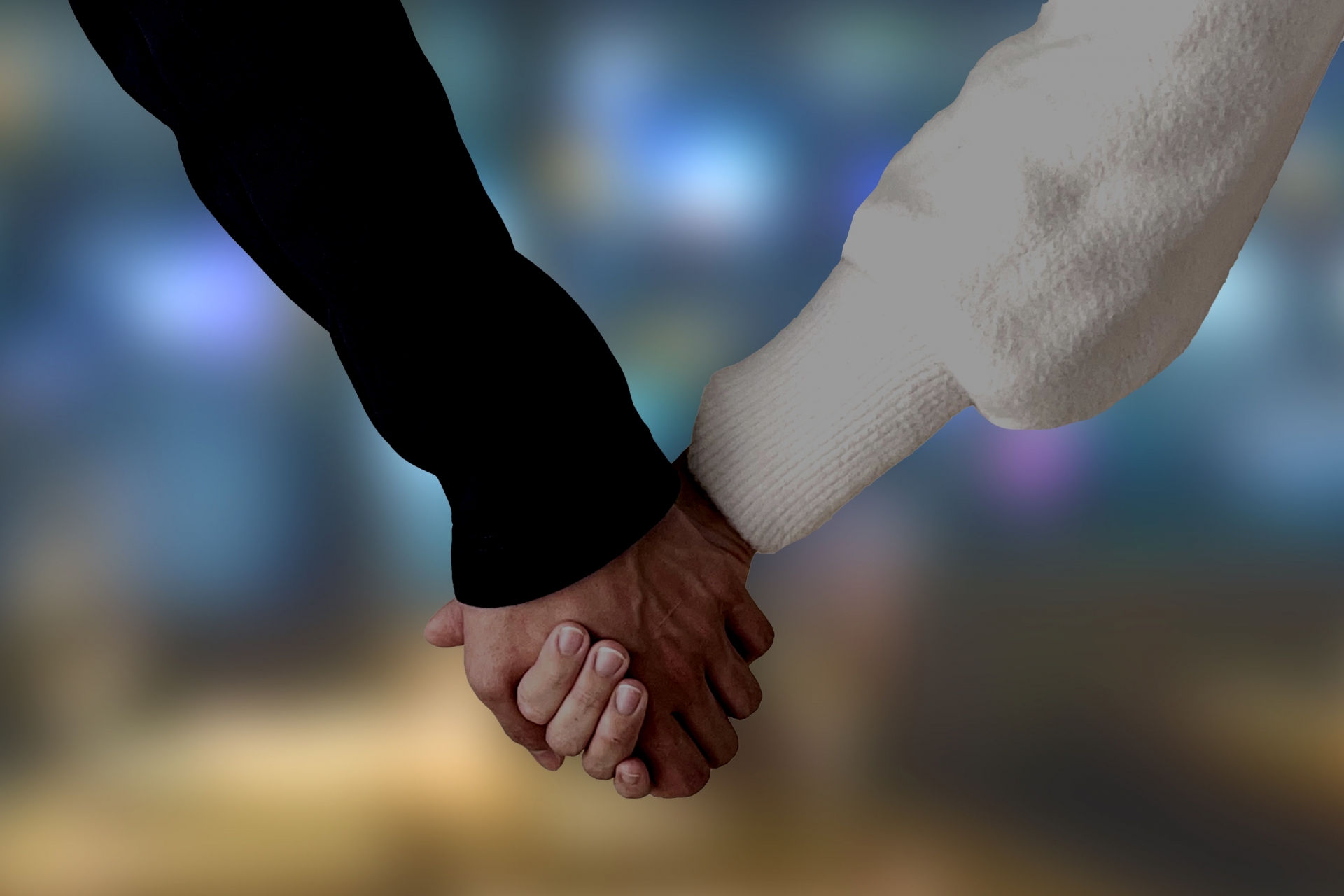 手をつなぐ男女