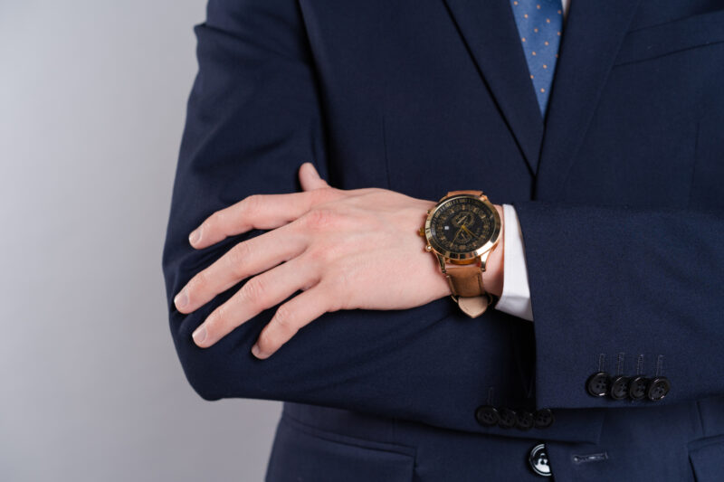 腕組みをしている人の腕時計