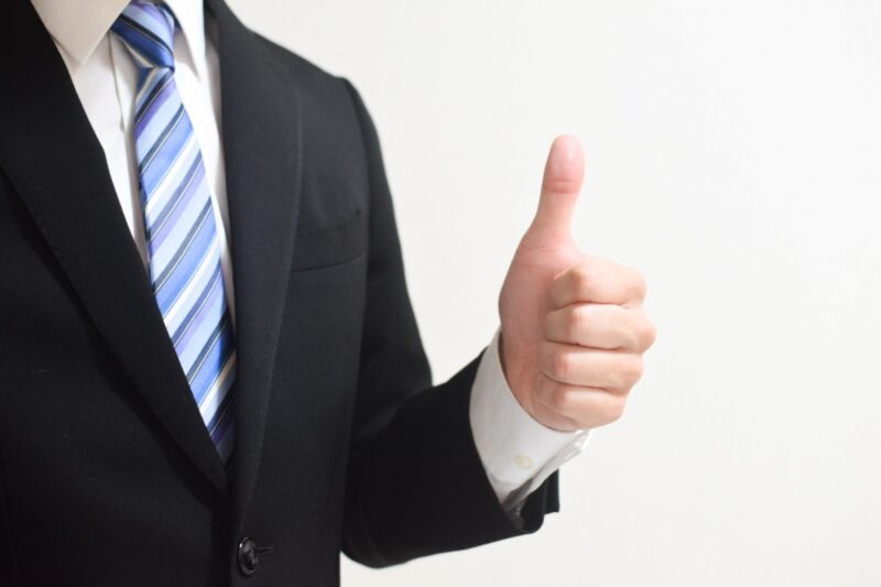 グッドマークをするリクルートスーツ