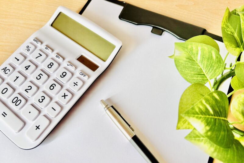 バインダーと電卓で見積