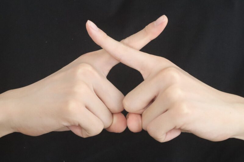 バツポーズの男性の手