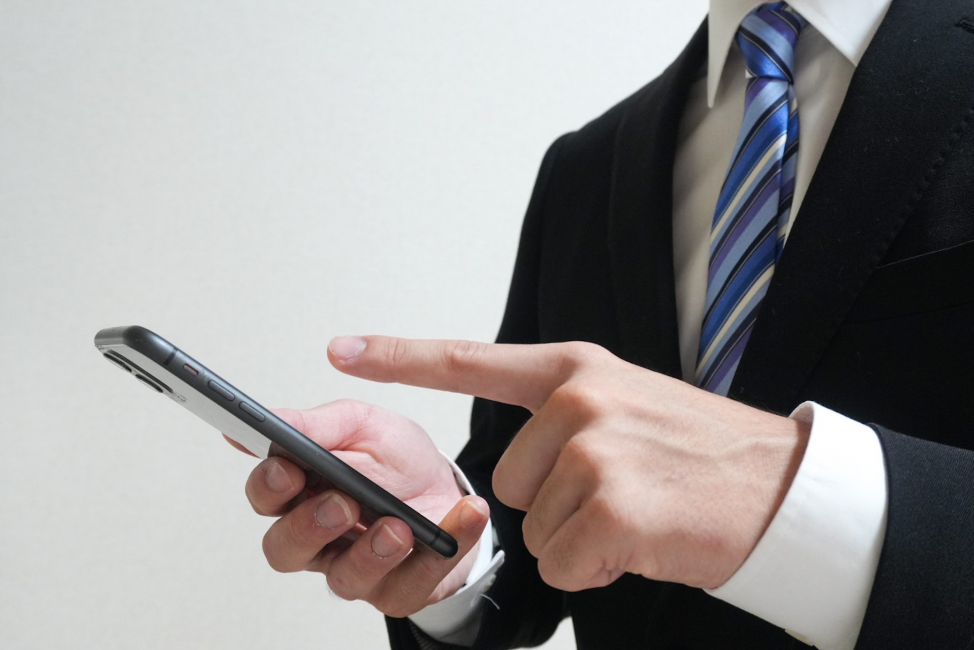 スマホ操作をするビジネスマン