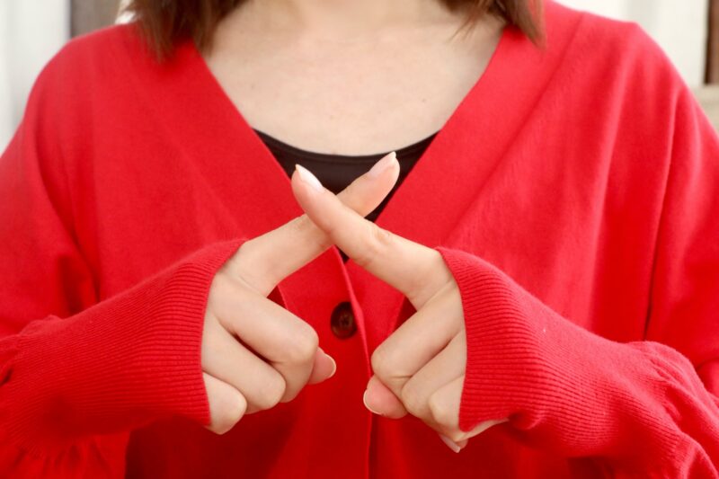 バツポーズの女性