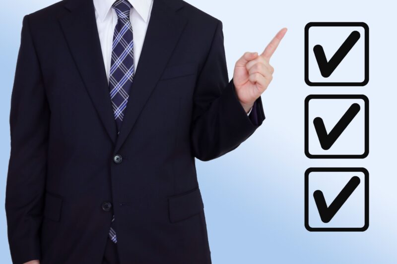 1つ1つチェックするビジネスマン