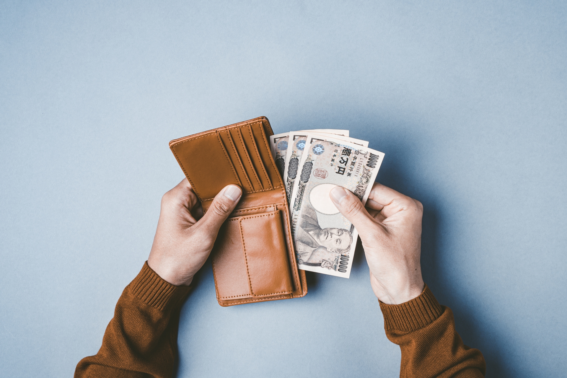 財布からお金を出す男性