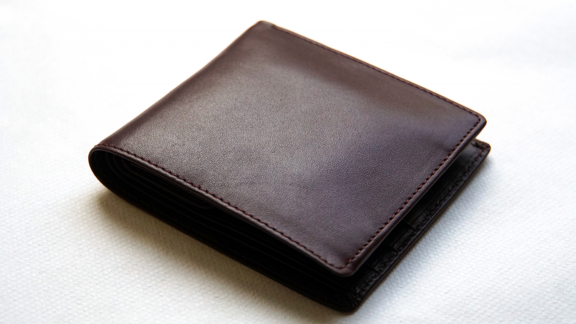 革のシンプルな折りたたみ財布