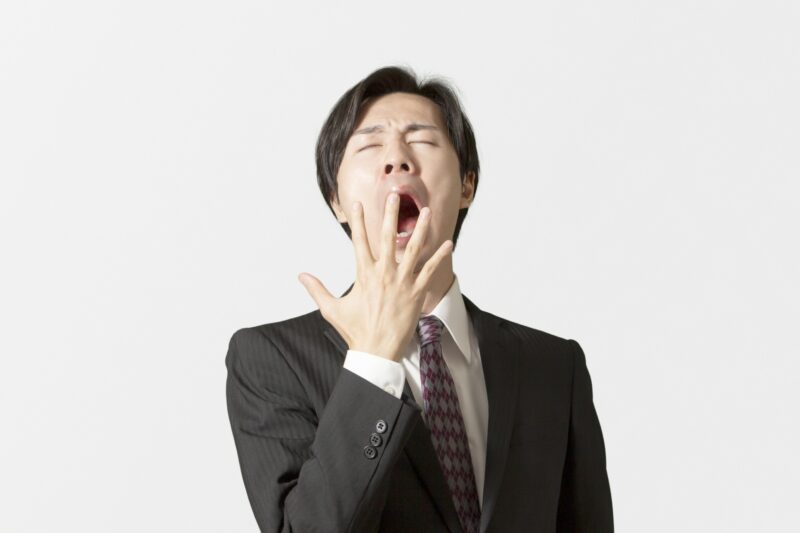 スーツを着た男性