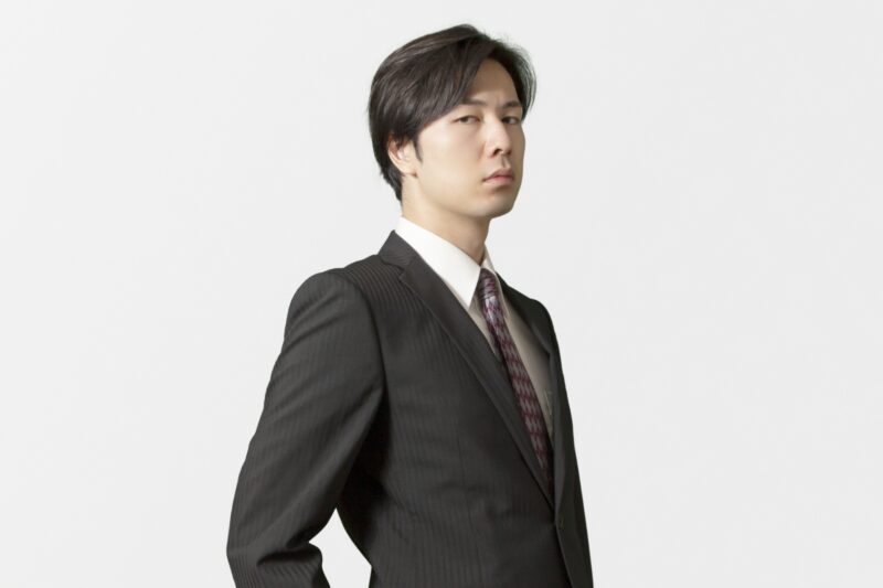 スーツを着た男性