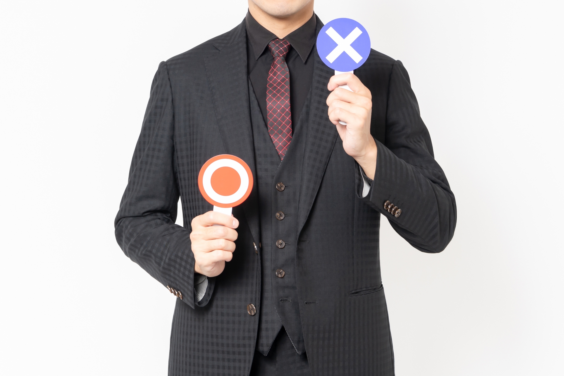 OKとNGのプラカードを持っている男性