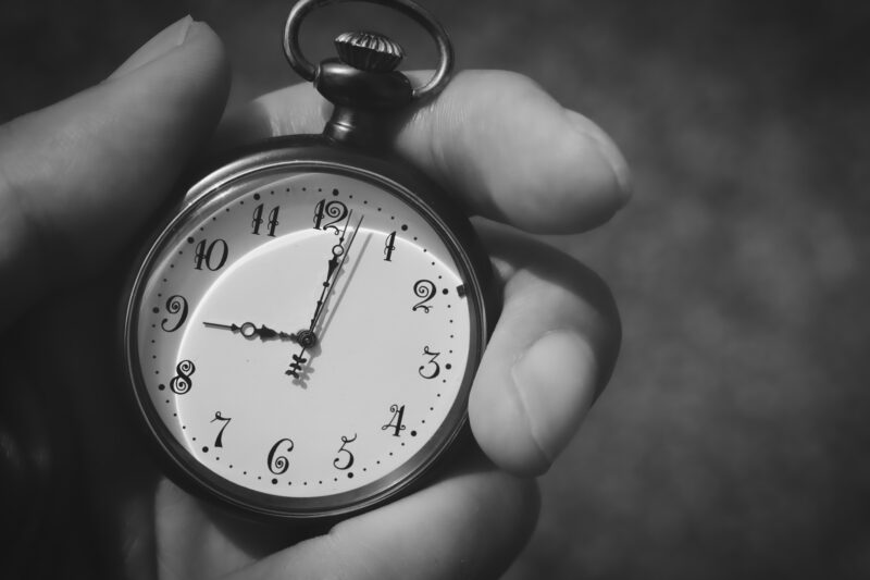 懐中時計を持つ人