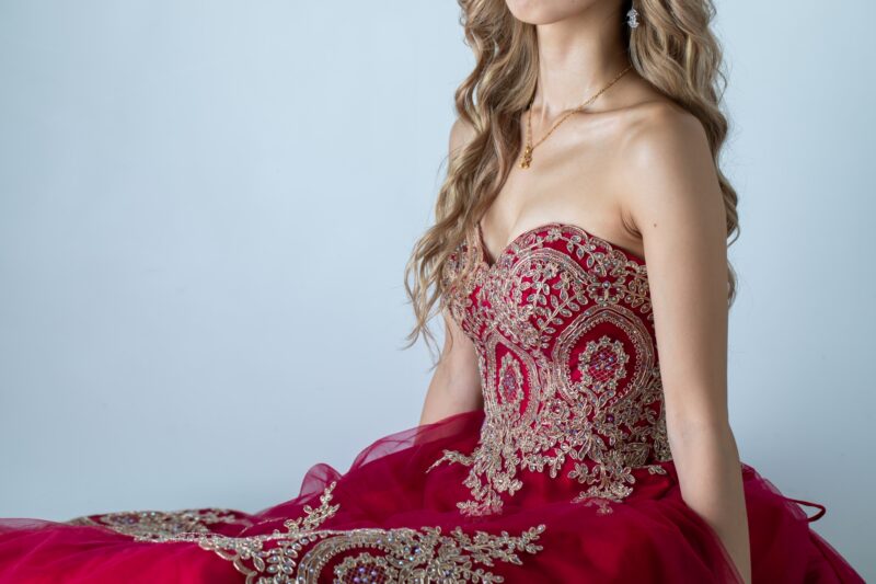 赤いドレスの女性