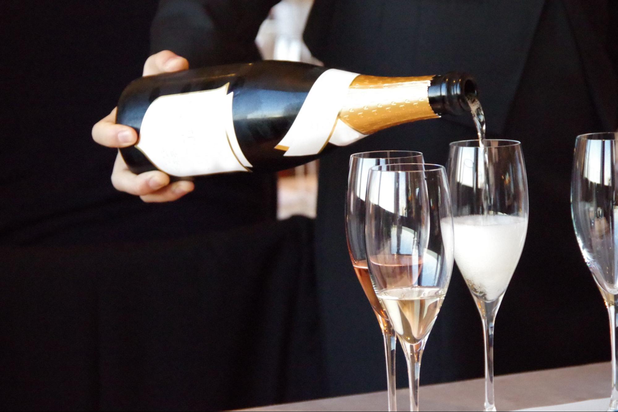 シャンパンを注ぐ