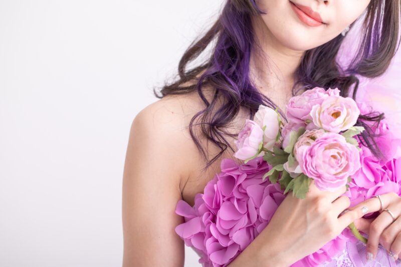 ピンクのドレスを着てブーケを持つ女性　dress