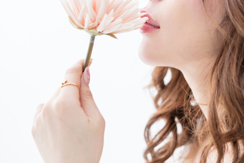 花を唇に寄せる女性　キャバクラ