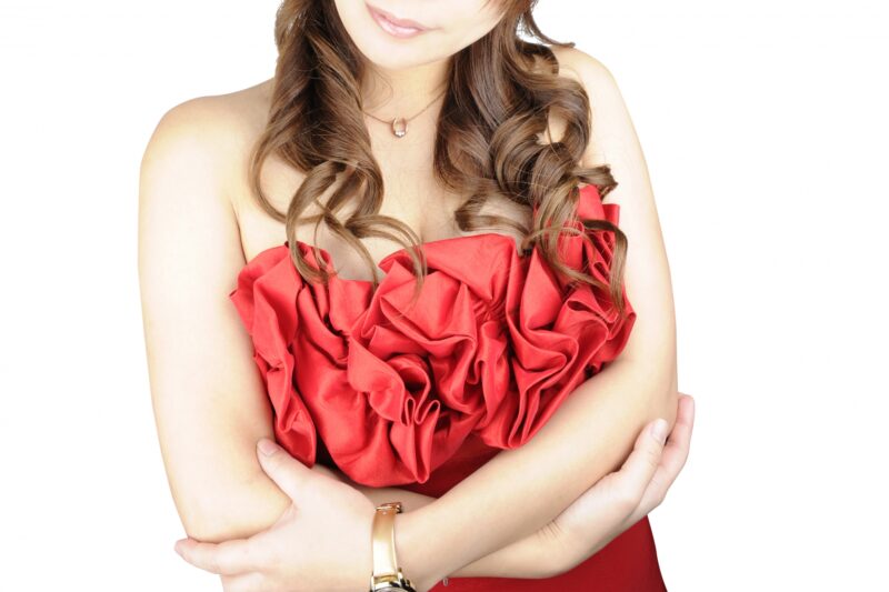 赤いドレスの女性