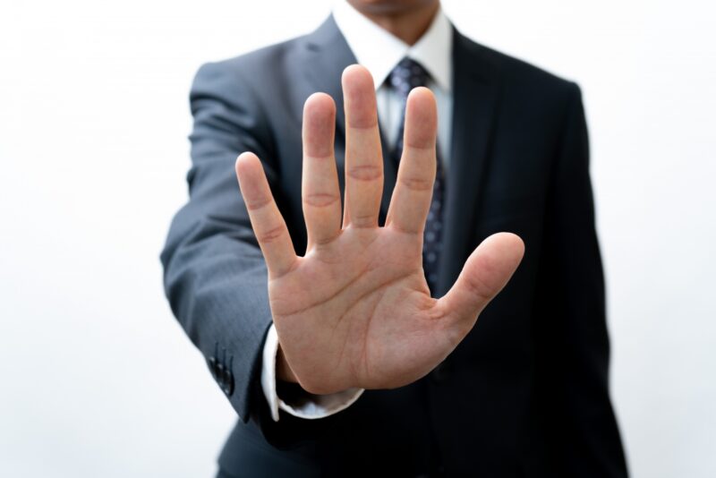 ストップサインをするビジネスマン