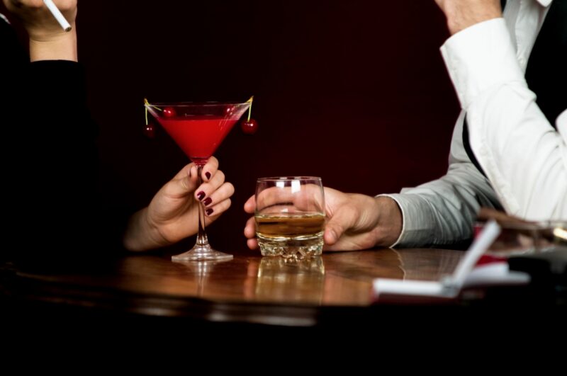 お酒を飲む男女1