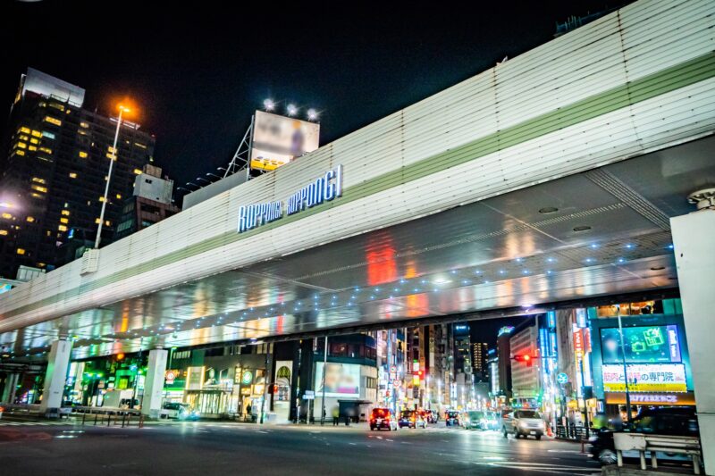 夜の六本木交差点