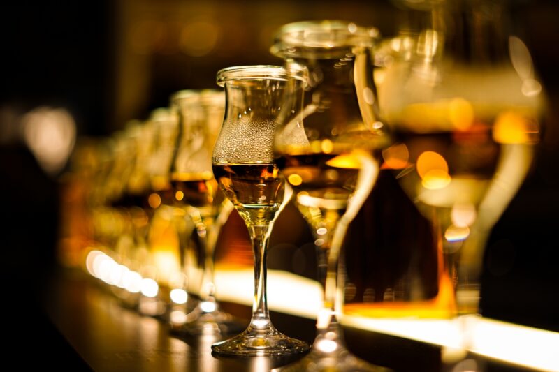 バーにならぶお酒