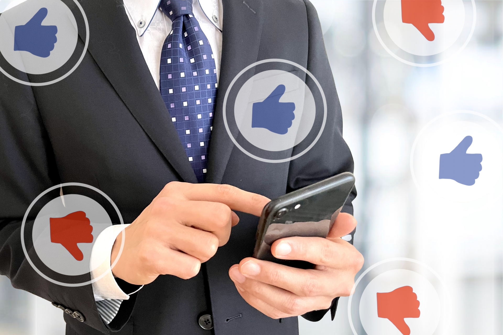 スマホの評価のボタンを押す人