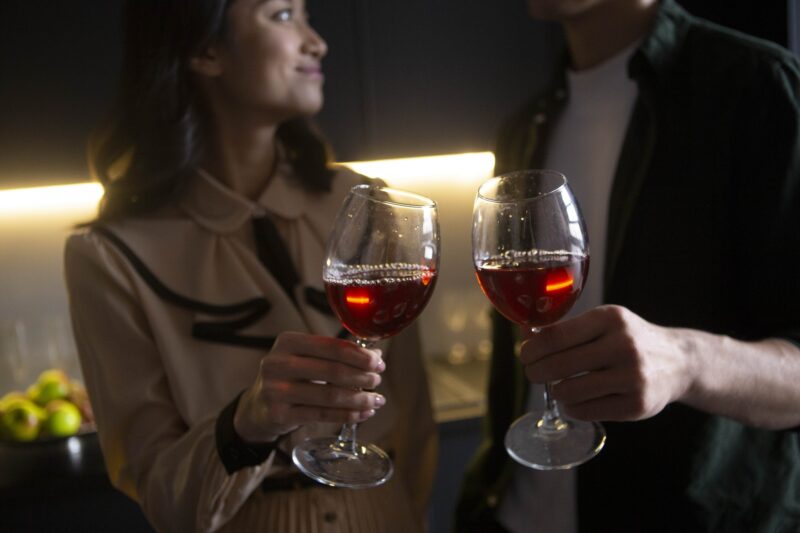 乾杯するカップル