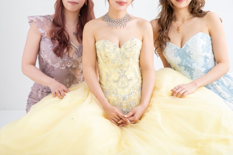 ドレスを着た三人の女性　