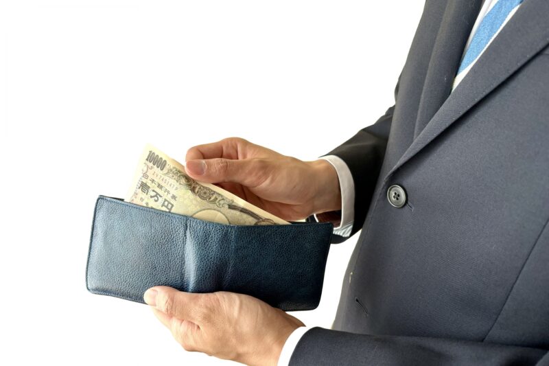 財布からお金を出す男性