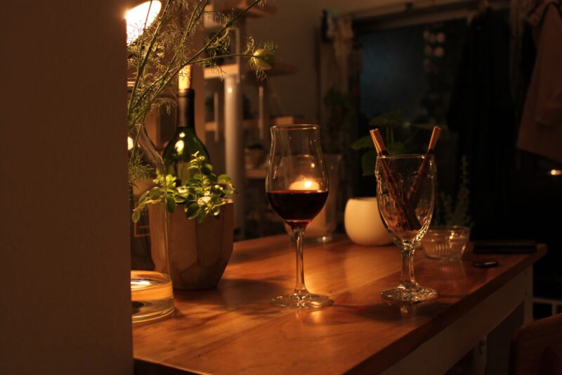 夜、ろうそくの灯り、ワイン