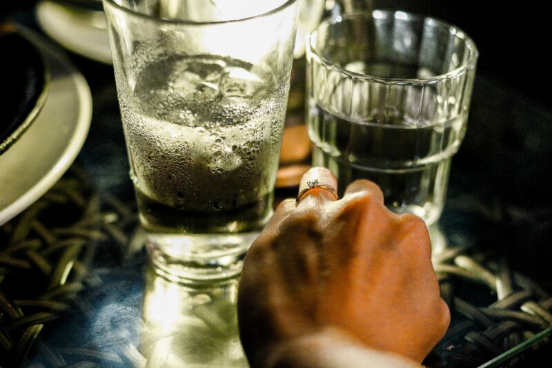 夜のバーカウンター_グラスと女性の手元